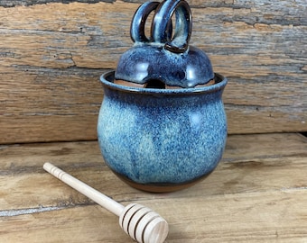 Pot de miel en céramique / Gardien de miel de poterie fait à la main avec bâton / Grès glacé bleu cosmique / Boîte de cuisine / Boho