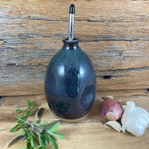 Öl Spender aus Keramik / Vinegette Spender / Ahornsirup Spender / Rustikale Küche / Blau Braun