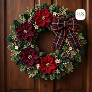 Pode incluir: Uma guirlanda festiva circular com flores de poinsétia vermelho-escuras em crochê, folhagem verde, pequenas flores brancas, pinhas marrons, contas douradas e ornamentos de flocos de neve dourados. Um grande laço xadrez vermelho, verde e azul fica no canto superior direito. O texto diz DBS.