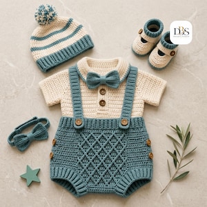 Op de afbeelding: Een gehaakte baby-set bestaande uit een crème en blauw gestreepte muts met pompon, een crème shirt met korte mouwen en een blauwe vlinderdas, een blauwe broek met bretels, ruitpatroon en houten knopen, en bijpassende blauw-crème slofjes.