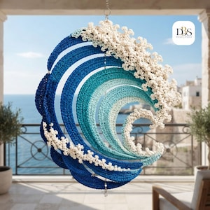 Peut inclure: Une suspension murale en crochet circulaire représentant une vague océanique stylisée dans des tons bleu foncé, bleu moyen et bleu clair, surmontée d'accents en mousse blanche texturée. Le logo DBS Design apparaît dans le coin supérieur droit.