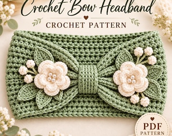 Pode incluir: Uma faixa de crochê verde sálvia com um laço central adornado com duas flores de crochê cor de creme, cada uma com centros perolados e pequenos cachos de bagas brancas. O texto diz Crochet Bow Headband CROCHET PATTERN 187.