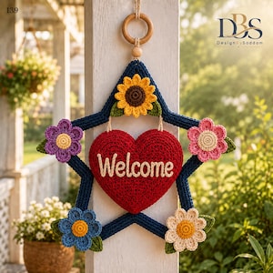 Pode incluir: Um enfeite de parede em forma de estrela feito em crochê azul-escuro com um coração vermelho central contendo a palavra Welcome em fio cor de creme. A estrela é decorada com cinco flores de crochê coloridas em amarelo, roxo, rosa, azul e creme.