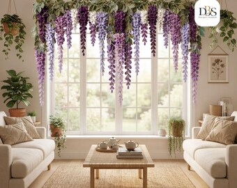 Puede incluir: Un colgante decorativo de pared con flores artificiales de glicinia en cascada en tonos púrpura, lavanda y blanco, suspendido de una barra de madera horizontal. El arreglo floral incluye hojas verdes y se muestra sobre una ventana.
