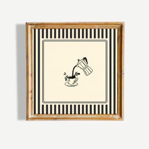 Könnte beinhalten: Ein quadratisches gerahmtes Wandbild mit cremefarbenem Zentrum und einer schwarzen Strichzeichnung einer Mokkakanne, die Kaffee in eine Tasse gießt. Das Design ist von einem schwarz-cremefarbenen vertikalen Streifenmuster in einem Holzrahmen umgeben.