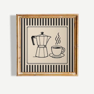 Peut inclure: Une décoration murale carrée encadrée présentant une illustration noire et beige d'une cafetière italienne et d'une tasse de café fumante sur une soucoupe. Le motif central est encadré sur un fond à rayures verticales noires et beiges.