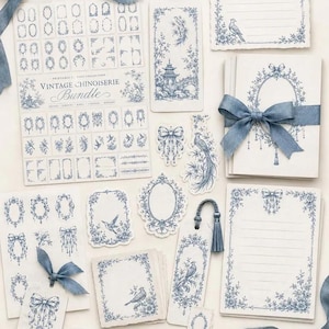 Pu&ograve; includere: Un set di cancelleria con illustrazioni a inchiostro blu raffiguranti uccelli, pagode e cornici floreali su carta color bianco sporco. Il set include etichette con nastri blu, biglietti a righe e fogli di adesivi con la scritta Vintage Chinoiserie Bundle.