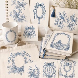 Pu&ograve; includere: Una collezione di articoli di cancelleria e accessori color bianco sporco con illustrazioni a inchiostro blu di uccelli, ghirlande floreali, fiocchi e una pagoda. Il set include un quaderno a spirale, una tazza, una borsa e varie carte.