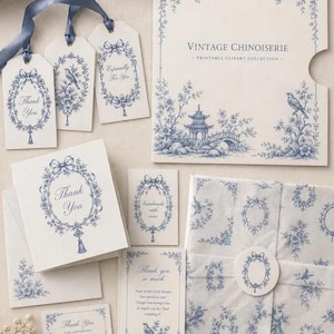 Pu&ograve; includere: Una collezione di articoli di cancelleria color bianco sporco con illustrazioni a inchiostro blu di pagode, uccelli e ghirlande floreali. Include etichette regalo con nastri blu, biglietti d'auguri e carta da regalo con il testo Vintage Chinoiserie.