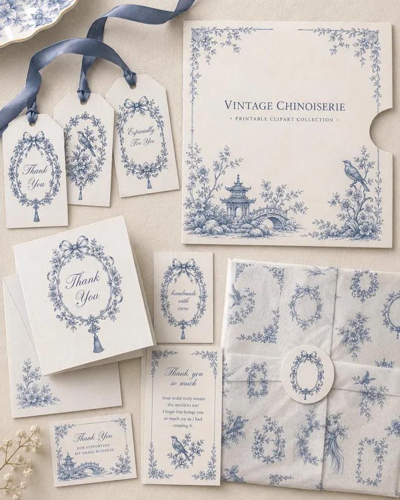 Pu&ograve; includere: Una collezione di articoli di cancelleria color bianco sporco con illustrazioni a inchiostro blu di pagode, uccelli e ghirlande floreali. Include etichette regalo con nastri blu, biglietti d'auguri e carta da regalo con il testo Vintage Chinoiserie.