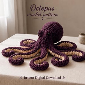 Peut inclure: Une pieuvre au crochet de couleur violet foncé et crème avec des yeux noirs. Le texte au-dessus indique Octopus crochet pattern et le texte en dessous indique Instant Digital Download. La pieuvre a huit tentacules recourbés.