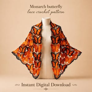 Peut inclure: Un châle au crochet avec un motif répétitif de papillons monarques orange et noirs. Le texte au-dessus indique Monarch butterfly lace crochet pattern et le texte en dessous indique Instant Digital Download. Le châle est sur un mannequin.