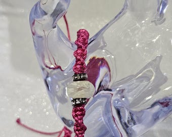 Waterdichte roze macramé armband met glaskraal · Verstelbare boho armband · Handgemaakt in Duitsland