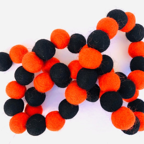 Customizable Black & Pumpkin Orange Halloween Felt Ball Garland - Custom 2.5 cm Fall Bunting - Scary Dark Haunted House Decor - Bakers Twine