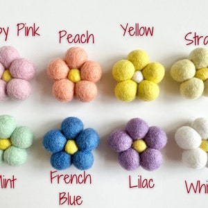 Pu&ograve; includere: Otto forme di fiori in feltro di diversi colori, tra cui rosa baby, pesca, giallo, paglia, menta, blu francese, lilla e bianco. Ogni fiore ha un cerchio centrale.