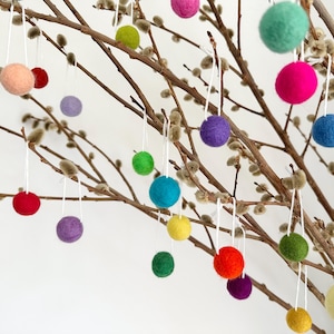 Adornos de bolas de fieltro - Decoración divertida y multicolor - Juego de adornos personalizados - Pompones de primavera y verano de 2,5 cm - Decoraciones temáticas para árboles durante todo el año