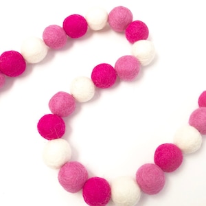 Customizable Pink Ombre Felt Ball Garland - Hot Pink to White 2.5 cm Pom Garland - Valentine Day Party Banner - Girl Baby Nursery Wall Decor