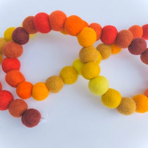 Customizable Fall Felt Ball Garland - 2.5 cm poms Autumn Gradient Banner - Red Orange Gold Yellow - Ombre Bunting for Mantel or Wall Decor