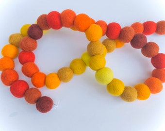 Customizable Fall Felt Ball Garland - 2.5 cm poms Autumn Gradient Banner - Red Orange Gold Yellow - Ombre Bunting for Mantel or Wall Decor