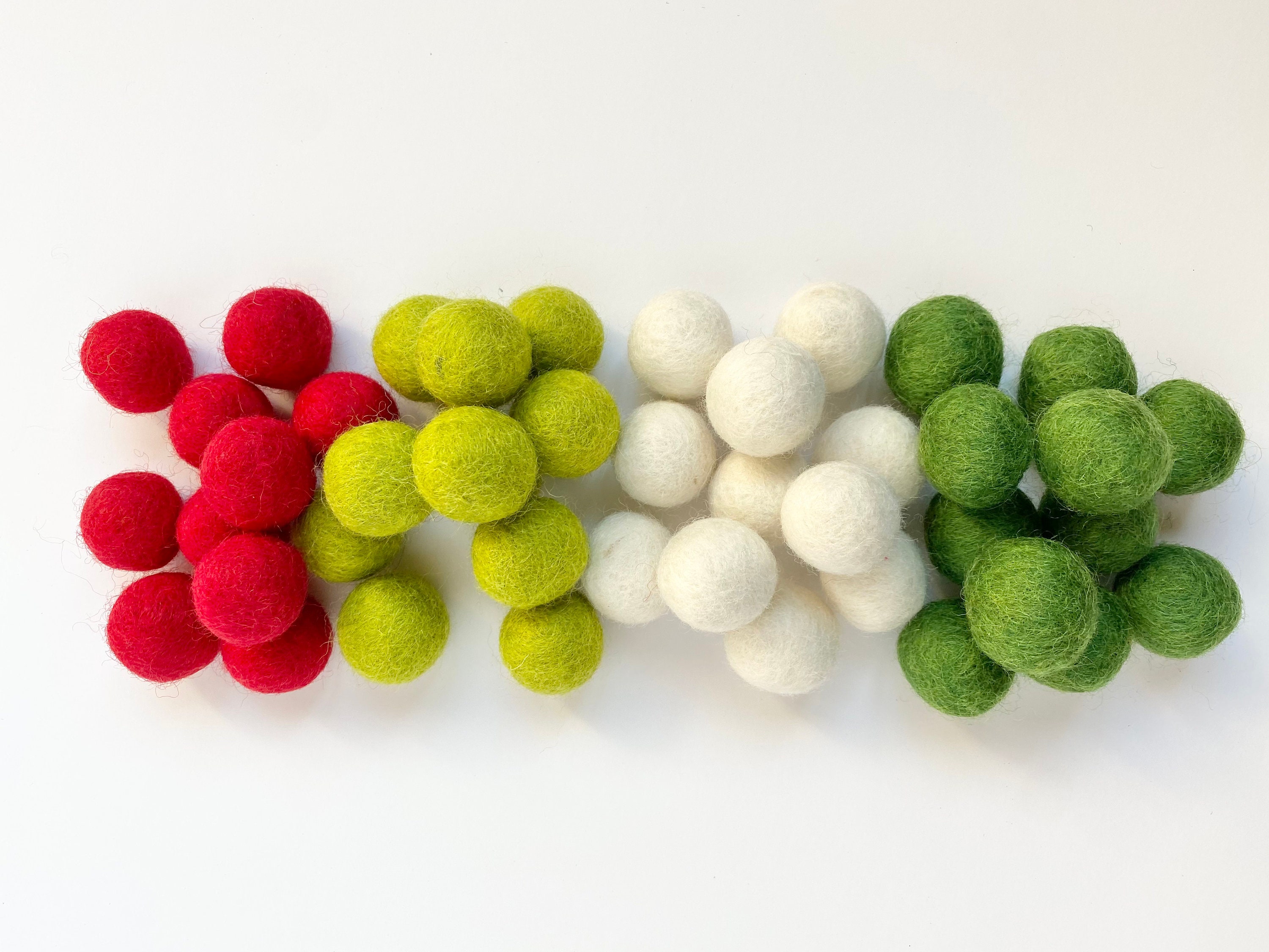 Traditional Colred Christmas Felt Balls - 2.5 cm felted ball for fun holiday crafts - Bulk Pom for DIY Seasonal Garland - Wool Pom Set