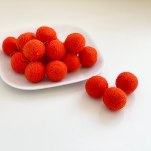 Pompones de fieltro de color naranja calabaza - Bolas de lana de fieltro de 2,5 cm para manualidades navideñas - Venta al por mayor de guirnaldas para guardería o Halloween - Solo pompones de lana