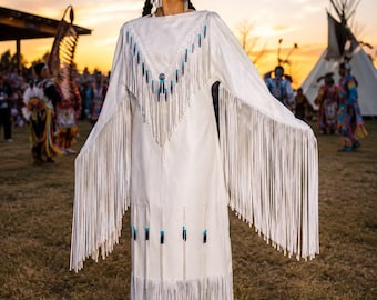 Vestido feminino de couro branco com franjas para powwow, traje típico indígena americano, vestido de dança estilo Lakota feito à mão, conjunto de couro com miçangas.