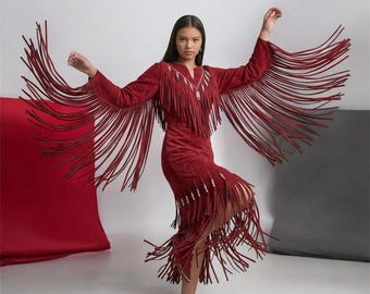 Vestido feminino de camurça vermelha com franjas, estilo boho, roupa para festivais com inspiração indígena, vestido de cowboy/cowgirl, vestido maxi para powwow.