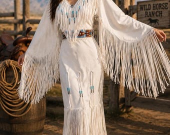 Vestido feminino com franjas inspirado nos nativos americanos | Vestido de couro estilo western feito à mão | Vestido branco de camurça para powwow | Look boho cowgirl