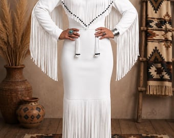 Vestido feminino branco de couro com franjas, vestido de camurça estilo western, vestido inspirado na cultura indígena, roupa para powwow, vestido longo com franjas feito à mão