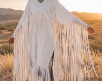 Vestido feminino branco com franjas | Vestido indígena branco com franjas | Vestido de camurça com franjas | Vestido branco para powwow | Vestido branco estilo faroeste com franjas