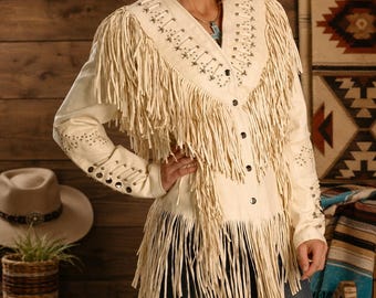Jaqueta feminina creme com franjas, estilo country, em couro, com tachas, estilo boho, e aplicações de miçangas, estilo rodeio.