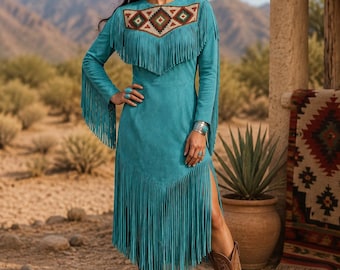Vestido feminino turquesa com franjas em couro, vestido artesanal em camurça estilo western, vestido com aplicações de miçangas inspirado na cultura indígena, roupa de rodeio para cowgirl