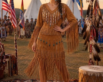 Traje feminino marrom-claro com franjas longas | Vestido de festival com aplicações de miçangas | Roupa de palco estilo faroeste | Traje para powwow