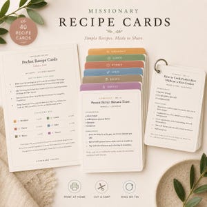 Könnte beinhalten: Ein Set aus 40 druckbaren Rezeptkarten im Taschenformat mit farbcodierten Kategorien für Frühstück, Mittagessen, Abendessen, Beilagen, Grundlagen und Süßspeisen, inklusive eines Metallrings zum Zusammenheften der einzelnen Karten.