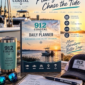 Könnte beinhalten: Ein 912 Coastal Tagesplaner, ein türkisfarbener Isolierbecher, eine schwarze Baseballkappe und ein Stift auf einem Notizbuch. Das Cover des Planers zeigt ein Boot auf dem Wasser bei Sonnenuntergang mit dem Text 912 Coastal Daily Planner.