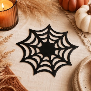 Halloween-Tischset mit Spinnennetz-Motiv, schwarzes Tischset mit Spinnennetz-Motiv, gotische Küchendeko, hexenhafter Couchtisch-Akzent, gruselige Herbst-Mittelstück