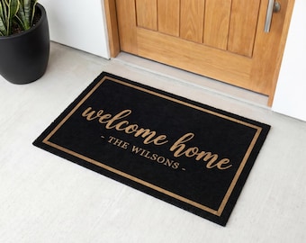 Zerbino personalizzato con nome di famiglia, in finta fibra di cocco nera e oro, regalo personalizzato per l'inaugurazione della casa.