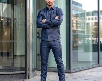 Herren-Lederhemd und -hose in Marineblau, zweiteiliges Set aus echtem Lammfell, maßgefertigtes Lederoutfit, Büro- und Partykleidung für ihn