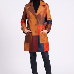 Jaqueta feminina de couro de ovelha com patchwork multicolorido | Trench coat vintage com cinto | Casaco ajustado com blocos de cores feito à mão | Presente para ela
