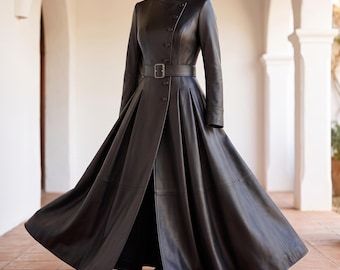 Langes schwarzes Lederkleid, gotisches Maxikleid mit Gürtel und Schleppe, bodenlanger Mantel aus echtem Schaffell, handgefertigtes Geschenk für Sie