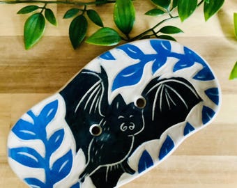 Portasapone a forma di pipistrello in gres lavorato a mano con decorazione a sgraffito.