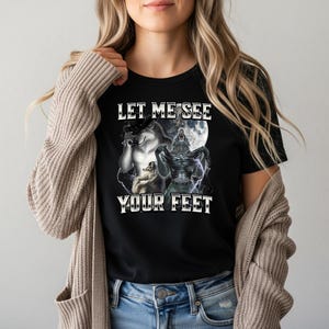 Cringe Alpha Wolf Show Me Feet PNG negro, Lindo animal PNG, Clip art de mascota retro, Diseño para amantes de los animales, Diseño de camiseta negra, Gato PNG, Diseño DTF