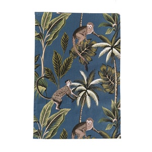 Può includere: Un tessuto rettangolare blu con un motivo a giungla. Il design presenta scimmie marroni, foglie di palma verdi e altro fogliame tropicale. Le scimmie sono raffigurate in varie pose tra le piante.
