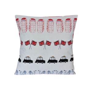 Pode incluir: Travesseiro branco com um design temático de Londres em vermelho, branco e azul. O design apresenta cabines telefônicas vermelhas, bandeiras da Union Jack, táxis pretos de Londres e leões azuis.
