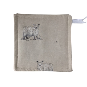 以下が含まれることがあります： 白い羊のデザインが施された、ベージュのリネン製の鍋つかみ2枚セット。鍋つかみには白いループハンドルが付いています。