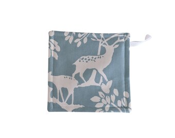 Agarradera artesanal: Vilda Woodland Mineral Blue, estampado de animales del bosque.