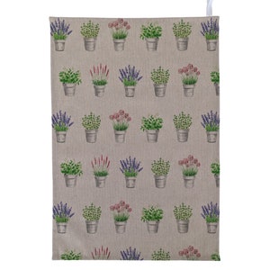 Könnte beinhalten: Ein beigefarbenes Leinen-Geschirrtuch mit einem sich wiederholenden Muster aus Topfpflanzen. Die Pflanzen sind Lavendel, Kräuter und rosa Blüten.