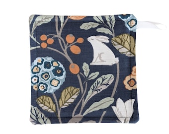 Agarradera para ollas Pot Grab en Clarke and Clarke Forrester Rabbit Navy