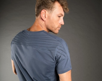 Quentin cyberpunk futuristisch heren t-shirt met schouderstrepen in blauw van BLKGLOW