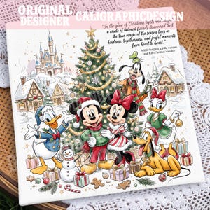 Puede incluir: Una impresión decorativa cuadrada con personajes de Disney, incluidos Mickey, Minnie, Donald, Daisy, Goofy y Pluto en un pueblo navideño nevado. El texto dice: In the glow of Christmas lights and laughter, a circle of beloved friends discovered that the true magic of the season lives in kindness, togetherness, and joyful moments from heart to heart. A little brighter, a little warmer, and full of holiday wonder.